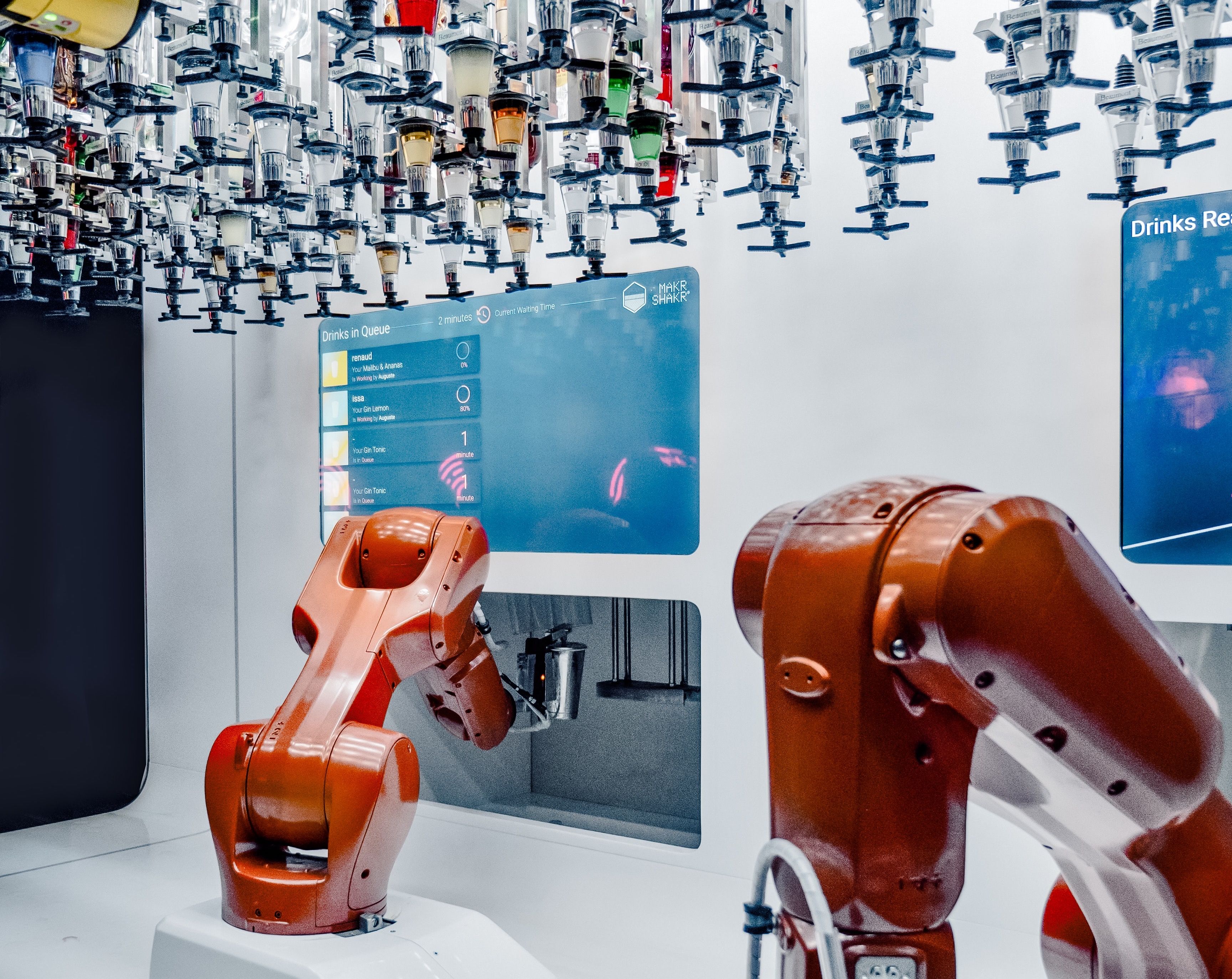 Роботы занимаются логистикой